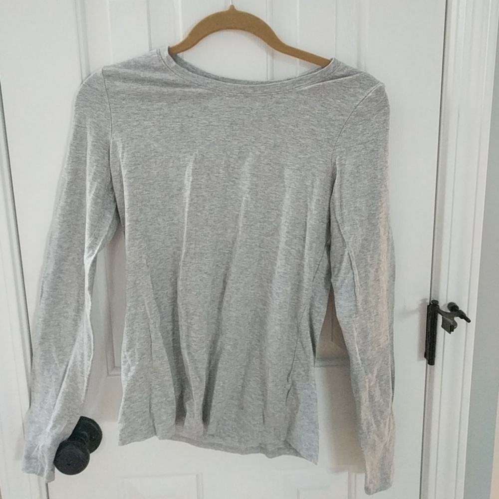 Old navy gray t-shirt